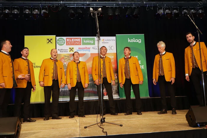 Die „Vokalsolisten Kärnten“ unter Leitung von Werner Glanzer (am Foto Links)., 
