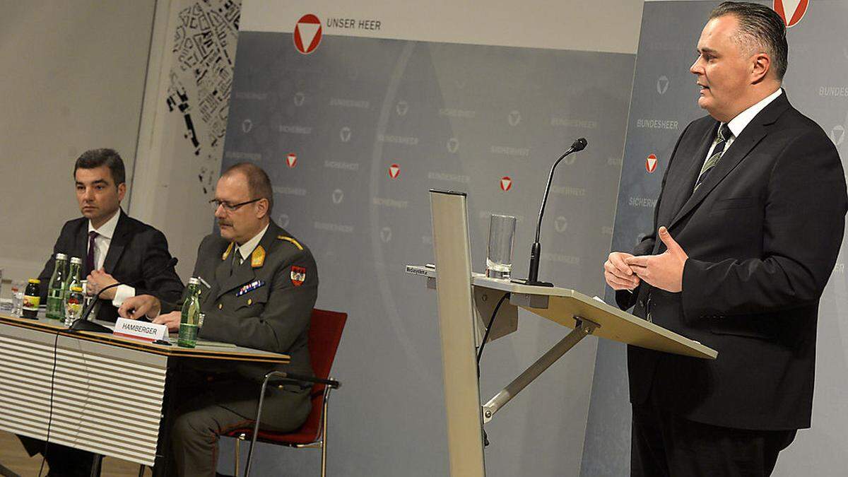 Pressekonferenz 2017, aus Anlass der Betrugsanzeige: Ex-Verteidigungsminister Hans Peter Doskozil mit dem Präsidenten der Finanzprokuratur, Wolfgang Peschorn, und dem Leiter der Task-Force Eurofighter, Generalmajor Hans Hamberger