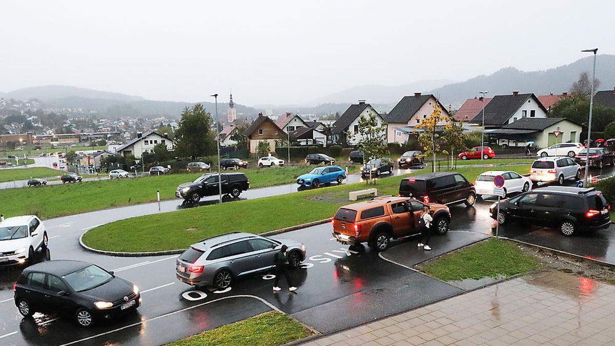 Vor dem Bundesschulzentrum staut es sich mitunter gewaltig