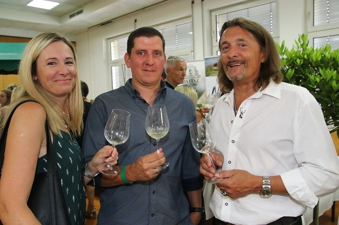 Die zahlreichen Besucher hatten die Möglichkeit, Weine von über 20 Weinbauern aus Österreich und Slowenien zu genießen sowie zahlreiche kulinarische Köstlichkeiten heimischer Gastronomen zu verkosten.