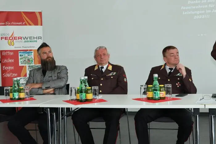 Im Anschluss an den Bereichsfeuerwehrtag wurde vor dem Rüsthaus in Judenburg das neue Hilfeleistungslöschfahrzeug (HLF 4) an die Freiwillige Feuerwehr Judenburg-Stadt übergeben.