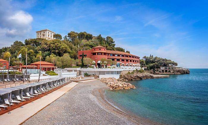 Mit ruhiger Lage und türkisem Meereswasser besticht das Hotel Monte-Carlo Beach