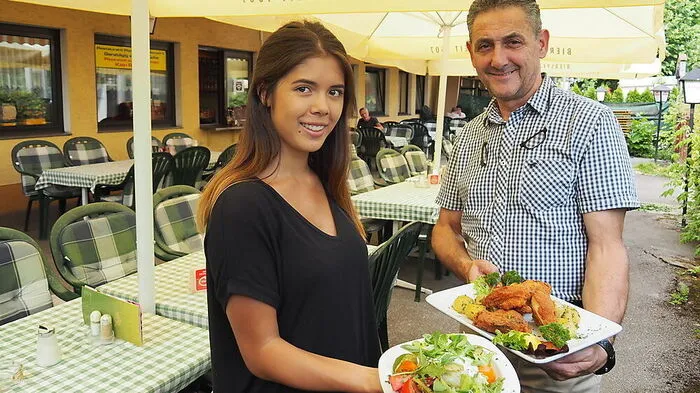 Siegfried Plausteiner und seine Tochter Michelle Ogris, die gerade die Hotelfachschule abgeschlossen hat und beim Stadionwirt als unterstützende Geschäftsführerin tätig ist