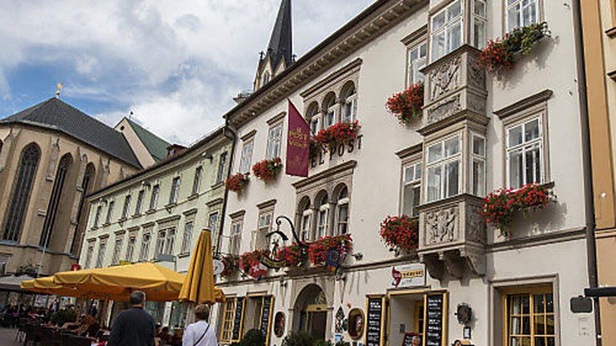 Das Romantikhotel Post zählt zu den ältesten Gebäuden am Villacher Hauptplatz 