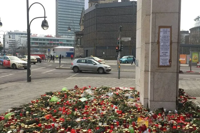 Auch an jener Stelle, an der der Attentäter Anis Amri den Lkw in den Weihnachtsmarkt gelenkt hatte, erinnert heute eine Blumen- und Kerzenmeer.
