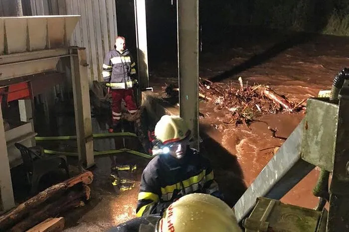 In Schwanberg haben starke Regenfälle im Oberlauf der Schwarzen Sulm größere Mengen an Treibgut und Totholz angeschwemmt ...