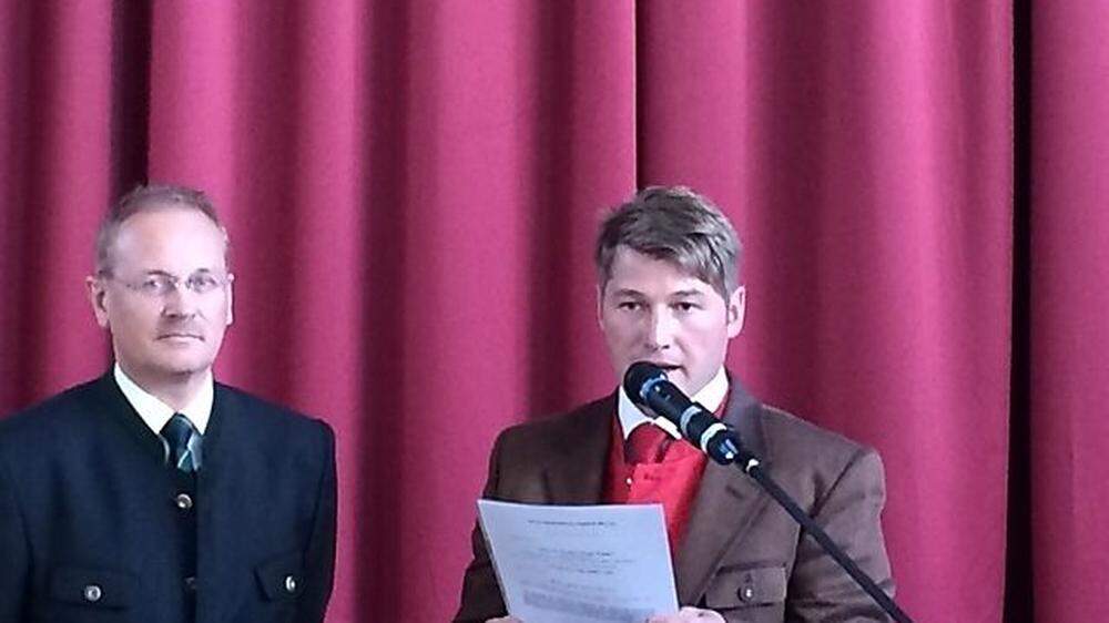 Der neue Bürgermeister Josef Maier (rechts)  bei der Angelobung. Im Bild mit Bezirkshauptmann Florian Waldner