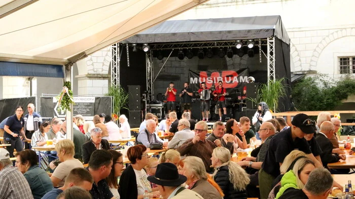 Eine Bombenstimmung herrschte am Wochenende beim Feuerwehrfest in Straßburg, welches sich auch heuer über zwei Tage erstreckte. 