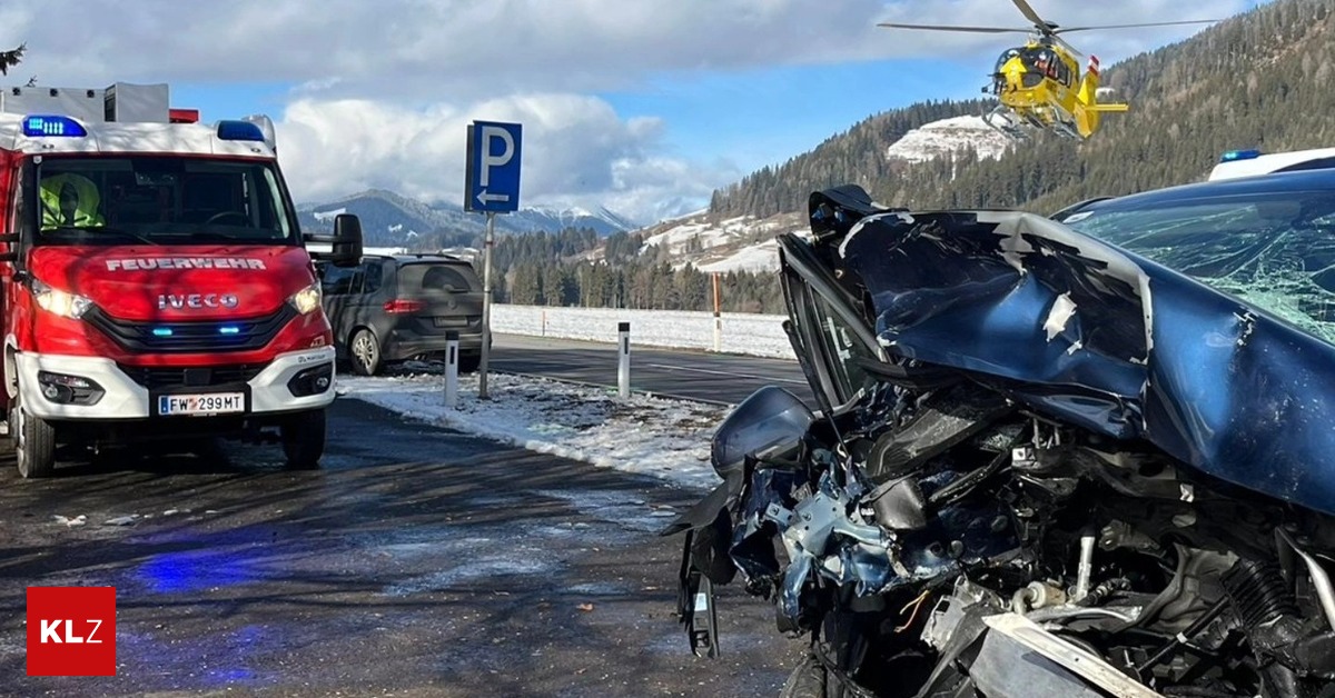 Verkehrsunfall-Pkw-wurde-in-Feld-geschleudert-zwei-Schwerverletzte
