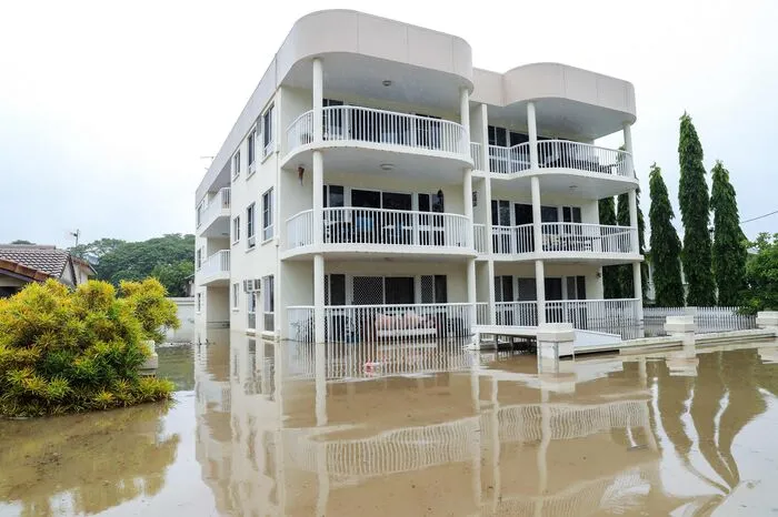 Große Teile der Stadt stehen immer noch unter Wasser. Mehrere hundert Einwohner mussten ihre Häuser verlassen. Sie sind nun in Notunterkünften untergebracht. Townsville liegt an der australischen Ostküste, in der Nähe des weltgrößten Korallenriffs Great Barrier Reef. In der Stadt leben etwa 190.000 Menschen.
