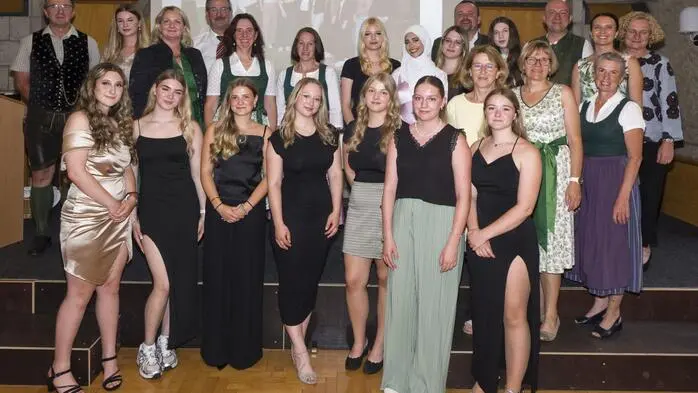 Gefeiert wurde in der Fachschule Großlobming: Die Absolventinnen des dritten Jahrgangs erhielten im Rahmen einer Abschlussveranstaltung ihre Facharbeiterbriefe für das ländliche Betriebs- und Haushaltsmanagement. 