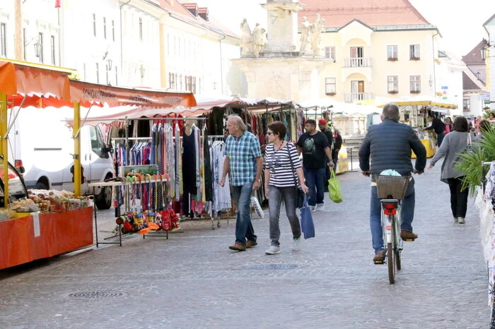 Bei unserem Rundgang am Dienstag am Hauptplatz gesehen wurden unter anderen Raika St. Veit Vorstandsdirektor Günter Laßnig, die Pädagoginnen Manuela Weiss und Edburg Szolderits, Chorleiter Alexander Schlintl sowie die ehemalige St. Veiter Bezirksschulinspektorin Hannelore Zeinitzer. 