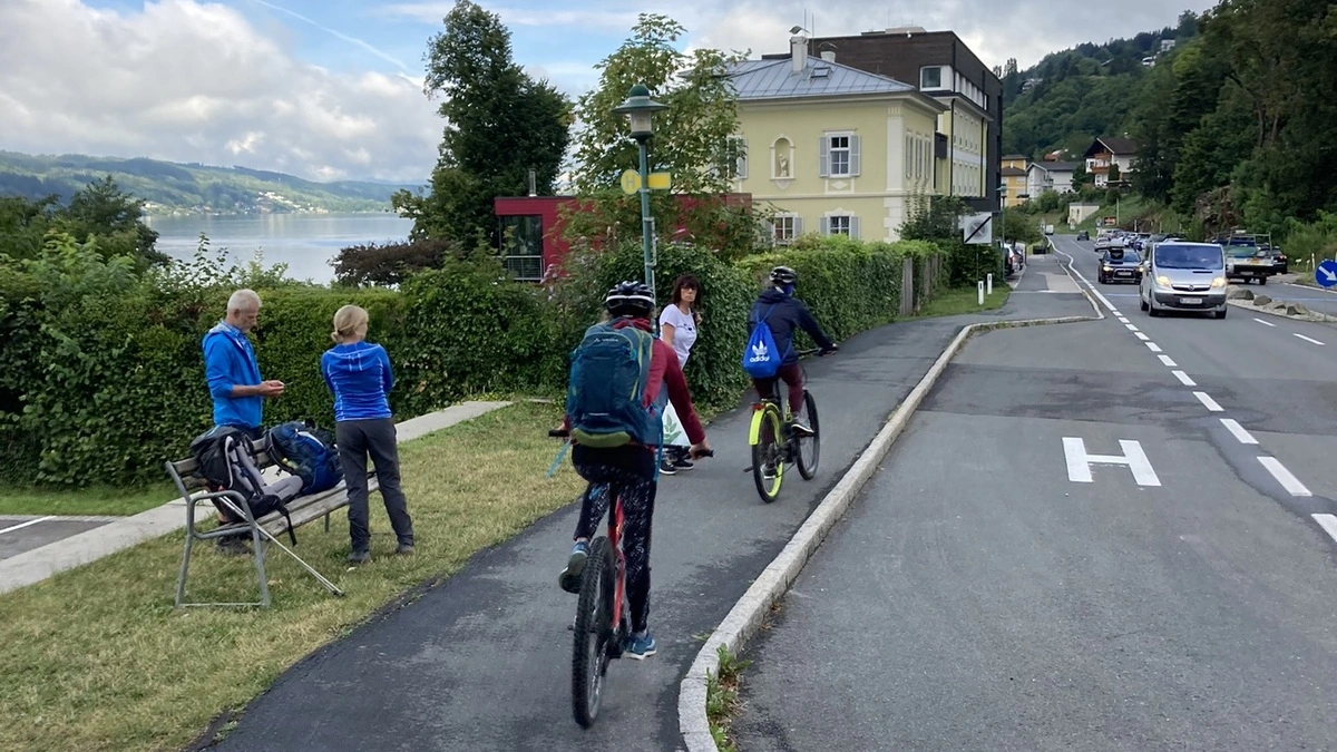 An der Bushaltestelle in Millstatt treffen Radfahrer und Fahrgäste aufeinander
