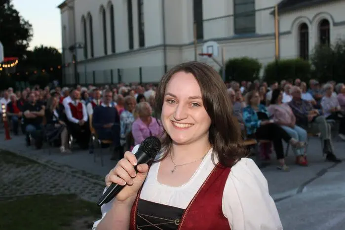 Moderiert wurde das Open-Air-Konzert professionell von Lisa-Marie Rohrer.