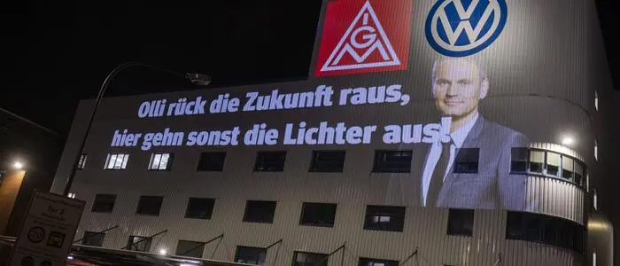 Projektion an der Fassade des Osnabrücker VW-Werks