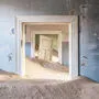Die namibische Geisterstadt Kolmanskop wird langsam von der Natur zurückerobert.