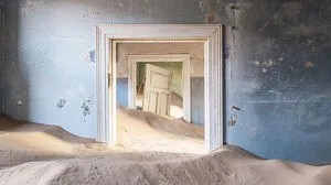 Die namibische Geisterstadt Kolmanskop wird langsam von der Natur zurückerobert.