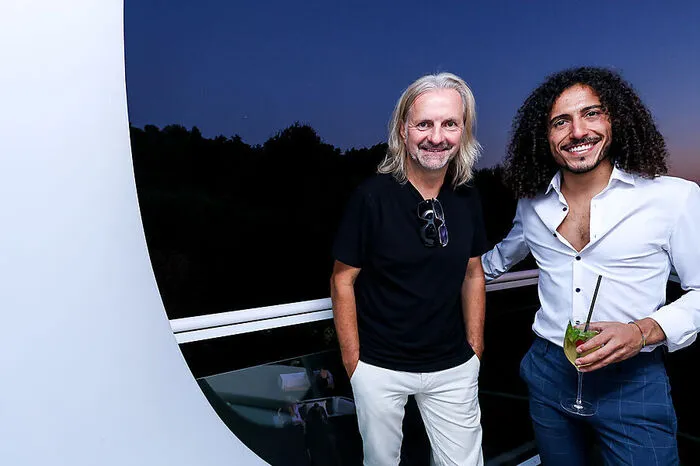 Hoch über Graz vor Kartnigs Villa: "Dancing Star" Omar Khir Alanam und "Nockis"-Musiker Kurt Strohmeier