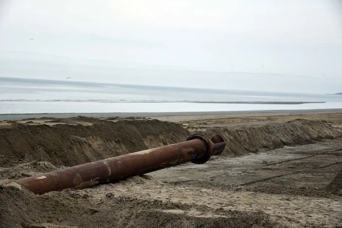 In Rohren wird der vom Meer zum Leuchtturm Faro Rosso vertragene Sand mit Wasser vermengt wieder zurück an den Sandstrand von Lignano Sabbiadoro gespült.