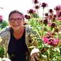 Susanne Fischinger in einem Meer von Echinacea-Blüten