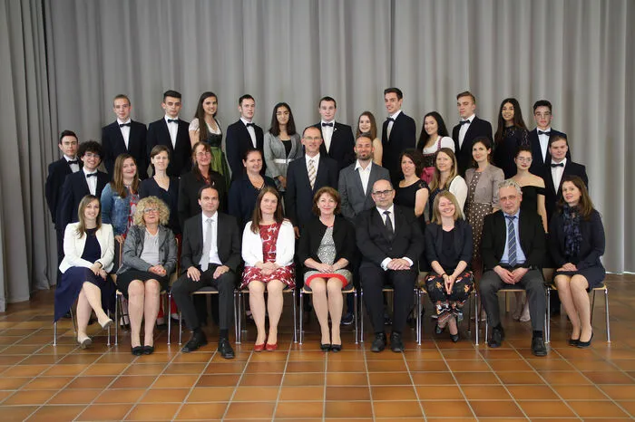 Die Maturanten der 8c des Borg Feldbach: Verena Koller, Luka Maglaic, Berivan Akdemir, Raphael-Angelo Ilian Di Bernardo, Laura Esther Geiger, Christoph Grassmugg, Tobias Haas, Fabian Hendrich, David Kaufmann, Sandra Lamprecht, Philipp Leitgeb