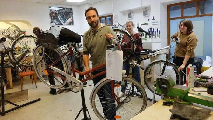 George Gussenhoven (vorne) ist Fachtrainer in der Fahrradwerkstätte, Melanie Scharf (rechts) ist Sozialtrainerin bei pro mente