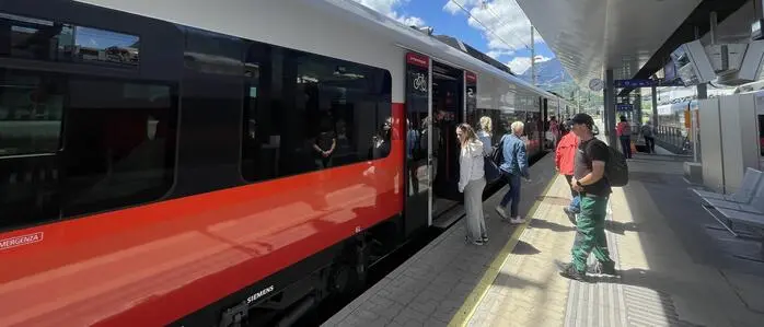 Ein Zug aus dem gerade Leute ein und aussteigen 