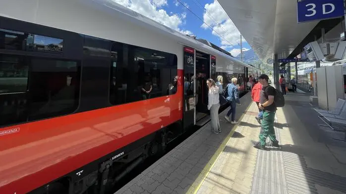 Ein Zug aus dem gerade Leute ein und aussteigen 