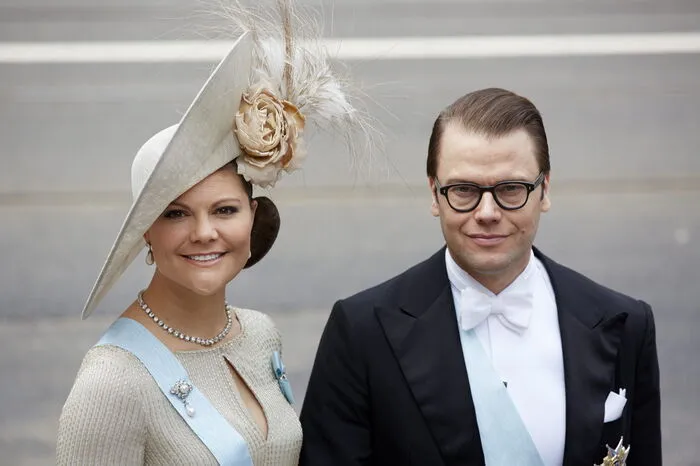 Daniel Westling.Der Mann der schwedischen Kronprinzessin Victoria erhielt im Mai 2009 eine Spenderniere seines Vaters. Der Grund: einegeschränkte Nierenfunktion. Westling erfuhr davon erst mit 16 Jahren als er sich beim Fußballspielen verletzte und untersucht wurde.