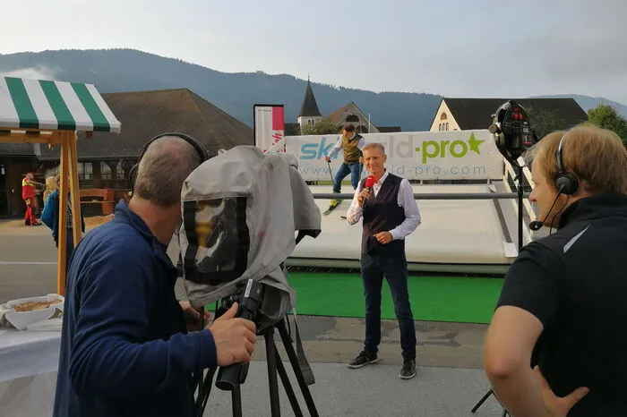 Moderator Oliver Zeisberger präsentierte in Niederwölz unter anderem die "Skiworld Pro", eine vom Teufenbacher Unternehmer Heinz Bartelmuss entwickelte mobile Skipiste, auf der hier im Hintergrund der Niederwölzer Bürgermeister Albert Brunner wedelt. 