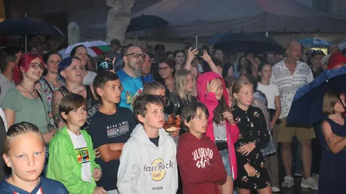 Im Rahmen des Köflacher Musiksommers besuchte der bekannte Sänger Lemo mit seiner Band die Lipizzanerstadt und begeisterte die vielen Besucher mit seinen Hits. 