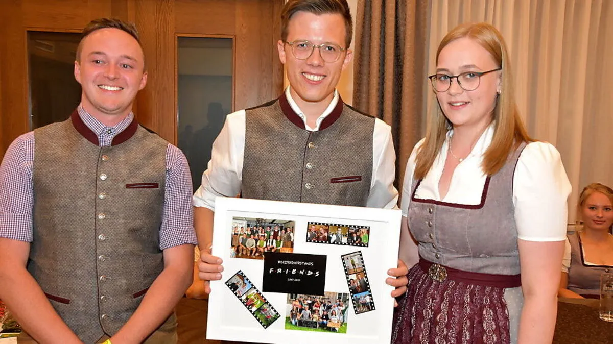 Der neue Obmann Raphael Reiter mit seinem Vorgänger Christian Esterl und Leiterin Lisa Marie Zauchner