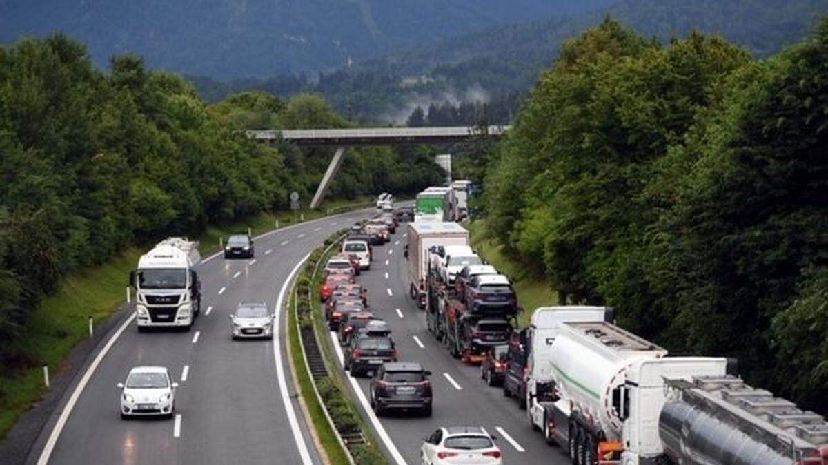 Mühsame Fahrt in den Urlaub: Es herrscht Stau auf der Karawankenautobahn. 