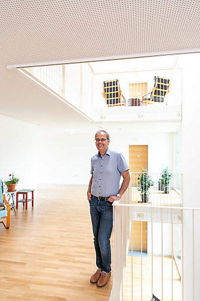 Projektinitiator Werner Figo im Stiegenhaus, das hier zusätzlicher Wohnraum ist.