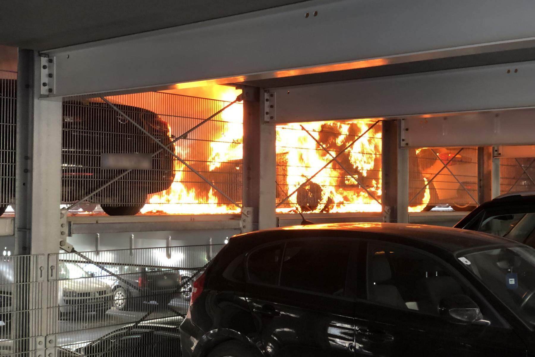 Ursache wird ermittelt | Im Grazer Brauquartier stand eine Parkgarage in Flammen