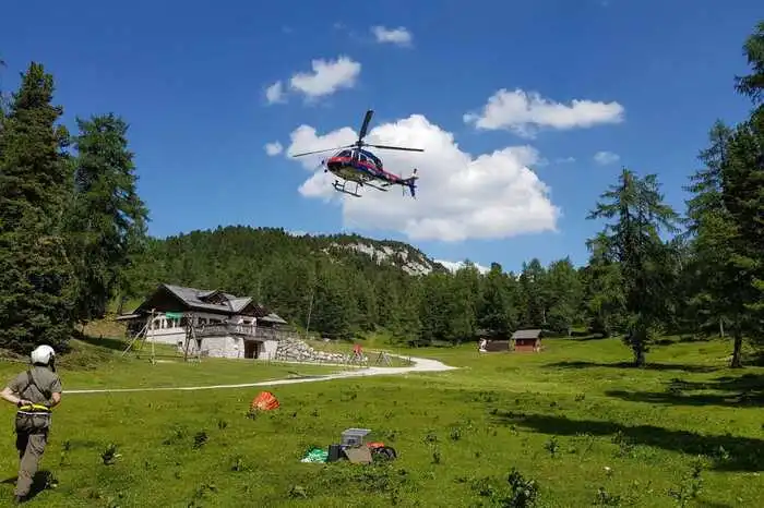 In Wildalpen steht seit Freitagabend eine Waldfläche von 1,5 Hektar in Flammen.