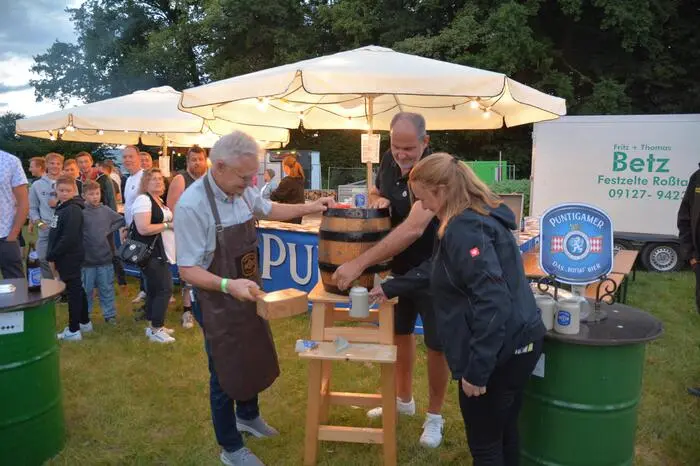 Mit dem traditionellen Bieranstich eröffnete Veranstalter Herbert Mayerhofer das Fest an der B54 zwischen Kaindorf und Kaibing.