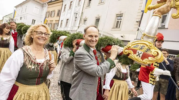1500 Teilnehmer gestalteten am Samstag den Eröffnungsumzug des St. Veiter Wiesenmarktes