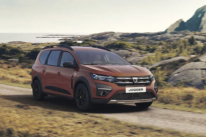 Er löst mit einem Schlag den Lodgy und den MCV ab: Der neue Dacia Jogger bringt auf einer Länge von 4,55 Metern bis zu sieben Sitze und ein Kombiheck unter, das je nach Anzahl der aufgeklappten Sitze 106 bis 1819 Liter fasst. Marktstart ist im Februar 2022.