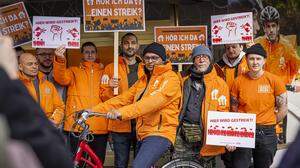 Warnstreik der Lieferando-Fahrradboten in Klagenfurt mit Simrandeep Sandhu in der Mitte am Rad 
