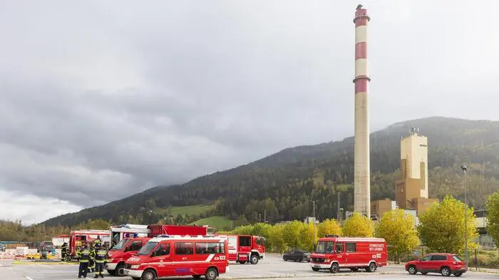 Einsatzfahrzeuge der Feuerwehr auf dem betroffenen Betriebsgelände