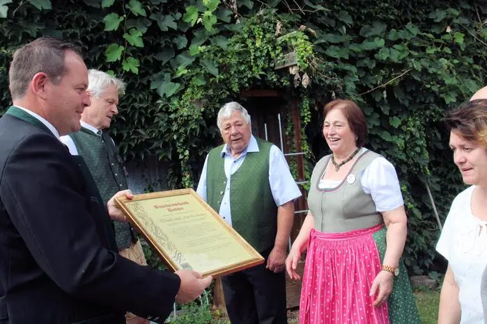 Viele Gäste überbrachten kleine Aufmerksamkeiten zum Jubiläum und gratulierten der Familie für ihren unermüdlichen Einsatz zum Wohle der Kunden. Im Namen der Marktgemeinde Ligist übergab Bürgermeister Roman Neumann eine Ehrenurkunde und sprach Dank und Anerkennung an die Familie Dokter für ihr großes Engagement in den vergangenen vier Jahrzehnten aus. 