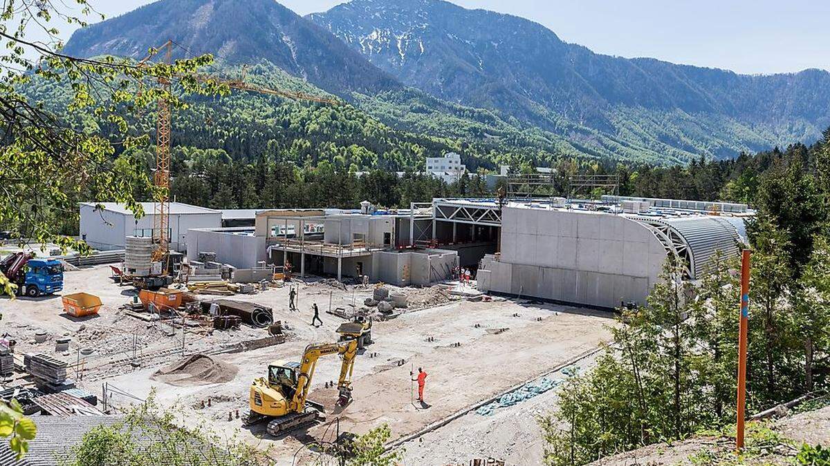 Die Bauarbeiten schreiten voran. Im Juni soll die Eishalle eröffnet werden.