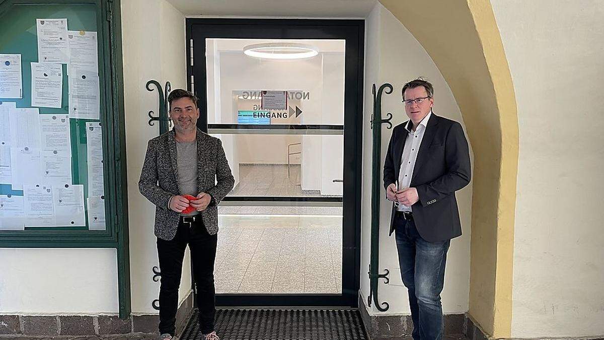 Bürgermeister Markus Lakounigg und Vizebürgermeister Peter Wedenig mit der modernen Schiebetür beim alten Haupteingang