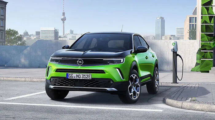 Einreihen wird sich der neue Opel Mokka größentechnisch unterhalb seiner SUV-Brüder Crossland X (4212 mm Länge) und Grandland X (4477 mm), aber er ist mit seinen 4,15 Metern sogar kleiner als der Vorgänger – und zwar um ganze 12,5 Zentimeter. Weil die Überhänge wegrationalisiert wurden, liegen sie beim Radstand dennoch bis auf zwei Millimeter gleich auf.
