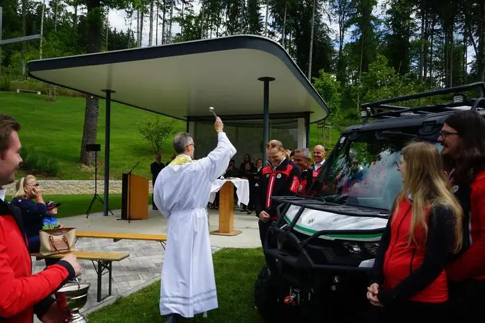 Gesegnet wurde das Fahrzeug vom hauseigenen Priester Giovanni Risaliti. 