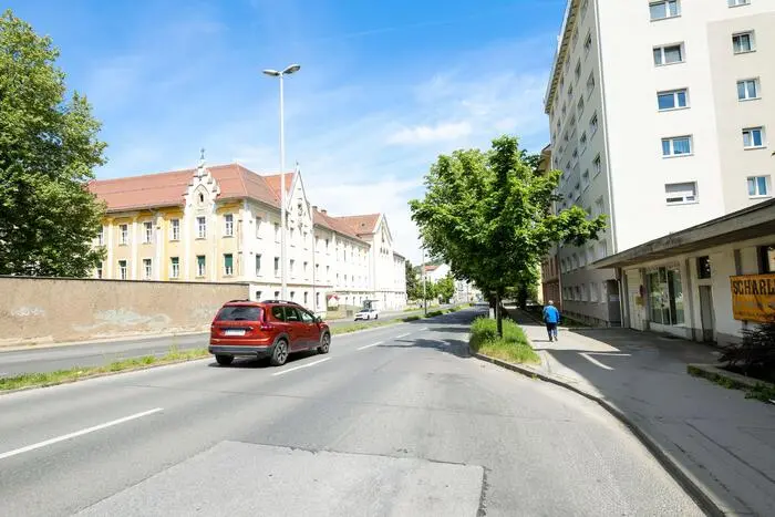 Am Kalvarienberggürtel mündet ein Fahrradstreifen abrupt in die Fahrbahn