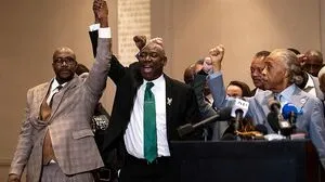 Verwandte von George Floyd mit ihrem Rechtsbeistand