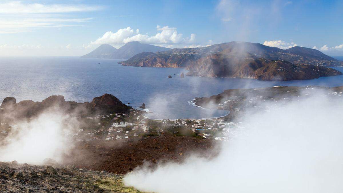 Ein Blick von Vulcano auf die benachbarten Inseln