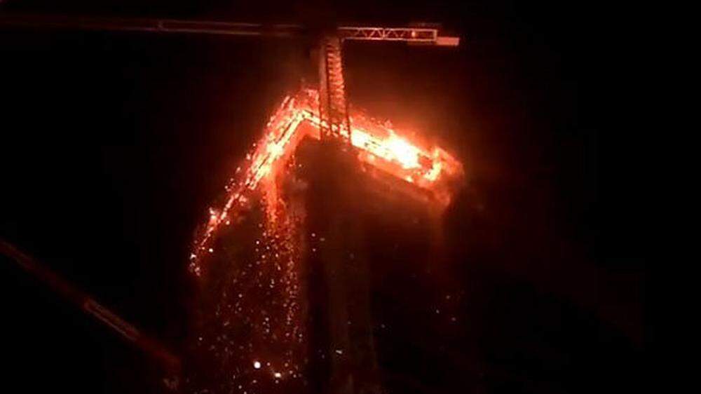 Brennende Gebäudeteile des &quot;The Warsaw Hub&quot; fielen in die Tiefe